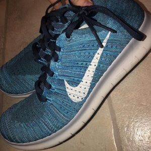 nike fly knit tennis shoes